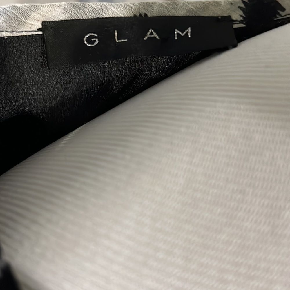 Gray and black tunic top. Brand is Glam. Large - Picture 6 of 7